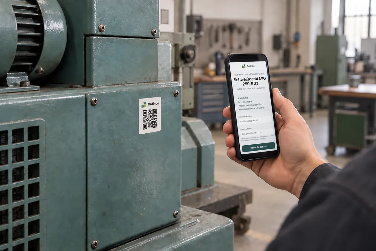QR-Aufkleber mit Ordinoo-Logo und Schriftzug an der Maschine. Das Smartphone zeigt das Ordinoo-Prüfformular; das Display zeigt zur Person, die Rückkamera zur Maschine.